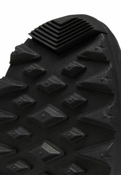 Reebok Classic Vendre-Réclame CLUB C CLEATED MID - Baskets montantes sneakers rond femme -Reebok Soldes Boutique 28c6bc635b70457493357afe5c68f474