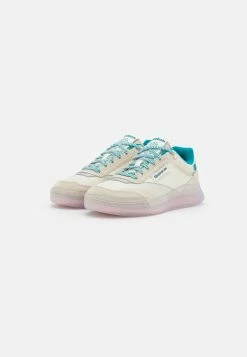 En Remise Reebok Classic CLUB C LEGACY - Baskets basses sneakers rond femme -Reebok Soldes Boutique 4555d57fb4244e06be50283970d3fae1