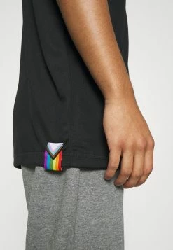 Reebok Classic Prix Bradés PRIDE TEE UNISEX - T-shirt imprimé t-shirts col rond -Reebok Soldes Boutique 526e4154ca6b4a0a9fbd94c5d6415ba4