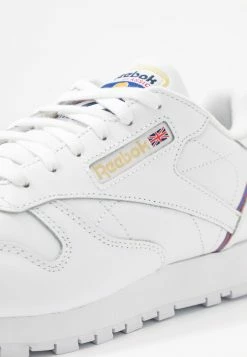 Reebok Classic Prix De Lancement Baskets basses baskets & sneakers rond femme -Reebok Soldes Boutique de6b1ac8fe894bfa87dab0c32fd99323