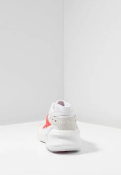 Reebok Classic Prix Compétitif AZTREK X GIGI HADID - Baskets basses sneakers rond unisex -Reebok Soldes Boutique f27c91d638df48c2889103aca69113c5